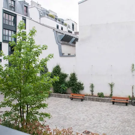 Lovely Spacious Bright Two-room Apt In Bastille Parigi